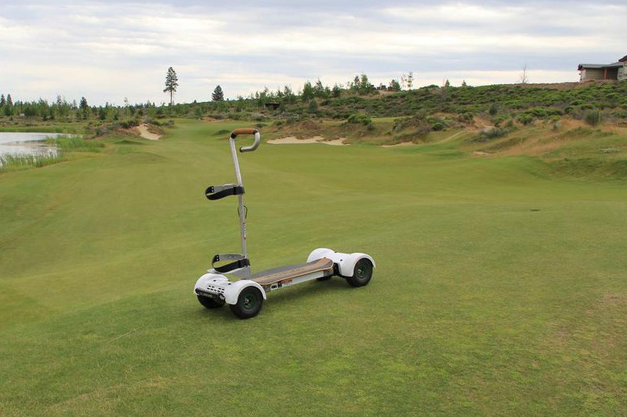 Motorized golf bag cart